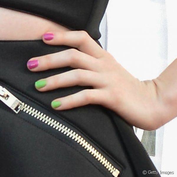 Hayley Williams apostou em cores contrastantes para suas unhas g?meas para a premia??o Gibson Brands AP Music Awards